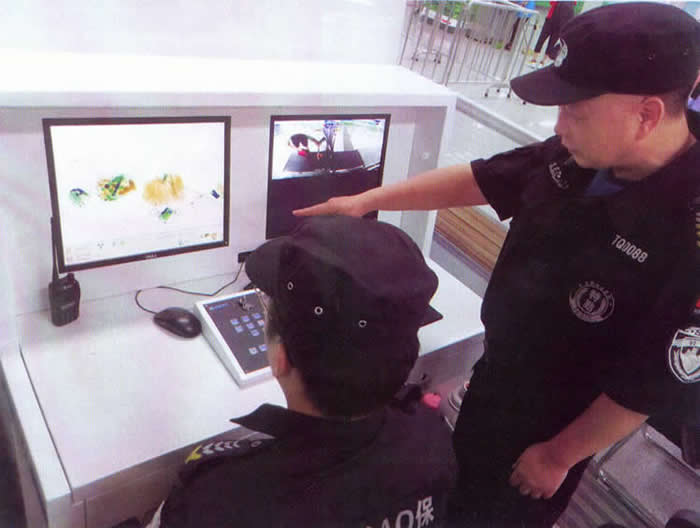 值机员查看安检仪屏幕